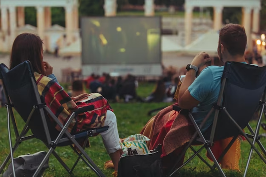 15 Ideas to DIY Your Family Outdoor Movie Night